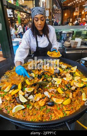 Borough Market, Woman Cooking Giant Paella, Southwark, London, England Stockfoto