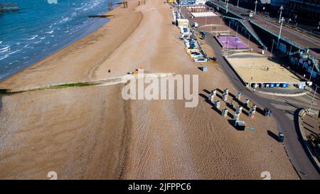 Brighton, Großbritannien. 2.. Juli 2022. (ANMERKUNG DER REDAKTION: Aufnahme mit Drohne) Luftaufnahme der Strandküste von Brighton an einem sonnigen Tag in East Sussex. (Bild: © Dinendra Haria/SOPA Images via ZUMA Press Wire) Stockfoto