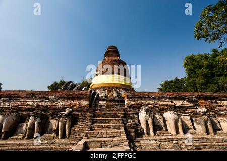 Autthaya Historical Park, Wat Maheyong, Chedi (Stupa), Elefantenstatuen, Ayutthaya, Thailand, Südostasien, Asien Stockfoto