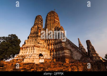Autthaya Historical Park, Wat Chaiwatthanaram (Chai Wattanaram), Beleuchtung am Abend, Ayutthaya, Thailand, Südostasien, Asien Stockfoto