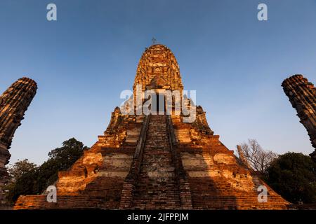 Autthaya Historical Park, Wat Chaiwatthanaram (Chai Wattanaram), Beleuchtung am Abend, Ayutthaya, Thailand, Südostasien, Asien Stockfoto