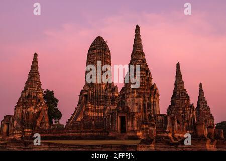 Autthaya Historical Park, Wat Chaiwatthanaram (Chai Wattanaram), Beleuchtung am Abend, Ayutthaya, Thailand, Südostasien, Asien Stockfoto