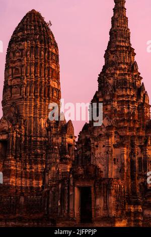 Autthaya Historical Park, Wat Chaiwatthanaram (Chai Wattanaram), Beleuchtung am Abend, Ayutthaya, Thailand, Südostasien, Asien Stockfoto