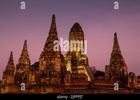 Autthaya Historical Park, Wat Chaiwatthanaram (Chai Wattanaram), Beleuchtung am Abend, Ayutthaya, Thailand, Südostasien, Asien Stockfoto