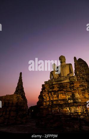 Autthaya Historical Park, Wat Chaiwatthanaram (Chai Wattanaram), Beleuchtung am Abend, Ayutthaya, Thailand, Südostasien, Asien Stockfoto