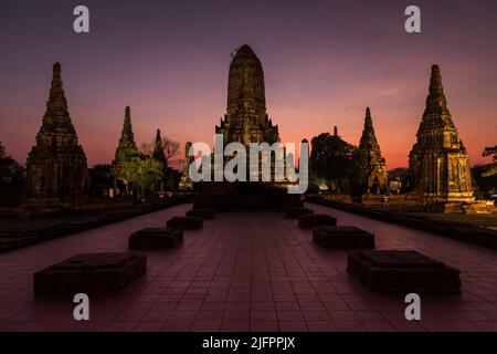 Autthaya Historical Park, Wat Chaiwatthanaram (Chai Wattanaram), Beleuchtung am Abend, Ayutthaya, Thailand, Südostasien, Asien Stockfoto