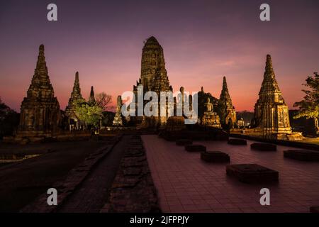 Autthaya Historical Park, Wat Chaiwatthanaram (Chai Wattanaram), Beleuchtung am Abend, Ayutthaya, Thailand, Südostasien, Asien Stockfoto