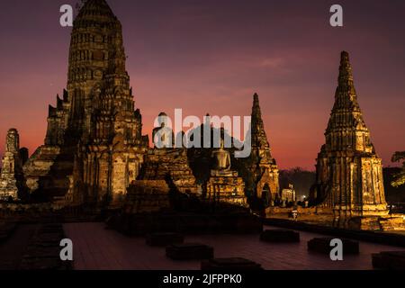 Autthaya Historical Park, Wat Chaiwatthanaram (Chai Wattanaram), Beleuchtung am Abend, Ayutthaya, Thailand, Südostasien, Asien Stockfoto