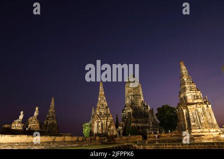 Autthaya Historical Park, Wat Chaiwatthanaram (Chai Wattanaram), Beleuchtung am Abend, Ayutthaya, Thailand, Südostasien, Asien Stockfoto