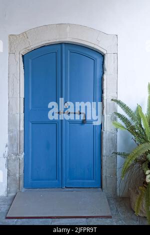 Wunderschöne blaue Tür in einem alten Gebäude auf Zypern Stockfoto