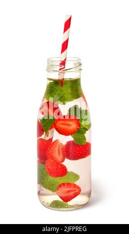 Kaltes, frisches Detox-Getränk aus Erdbeere, Kiwi mit Wasser in Glasflasche, Stockfoto