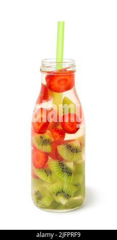 Kaltes, frisches Detox-Getränk aus Erdbeere, Kiwi mit Wasser in Glasflasche, isoliert auf weißem Hintergrund. Stockfoto