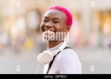 Porträt einer jungen afrikanischen Frau, die lächelt Stockfoto