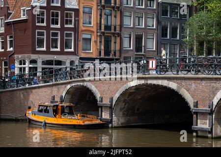 Amsterdam, Niederlande - 21. Juni 2022: Alte Brücke im Zentrum von Amsterdam Stockfoto