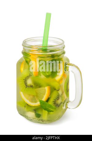 Kaltes, frisches Getränk aus Kiwi, Zitrone, Minzblättern mit Wasser im Glas, isoliert auf weißem Hintergrund Stockfoto
