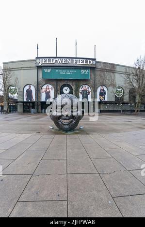 Jeld Wen Field auf SW Morrison, Heimat der Portland-Hölzer mit menschlicher Gesichtsmaske, Metallskulptur von Michael Stutz in Portland, Oregon. Stockfoto