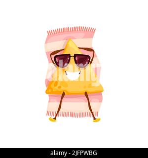 Cartoon emoticon mexikanische Nachos Sonnenbaden auf Handtuch in Sonnenbrille isoliert niedlichen Charakter. Vektor lustige Dreieck Chips Fastfood Snack Ruhe am Strand, niedliche Tacos Sommerferien Stock Vektor