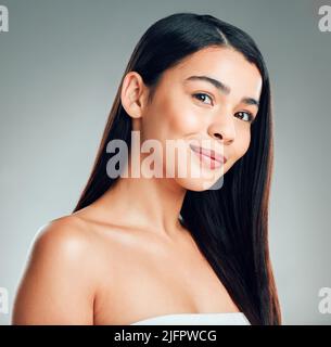 Es ist atemberaubend. Studioaufnahme einer schönen jungen Frau mit langen braunen Haaren. Stockfoto