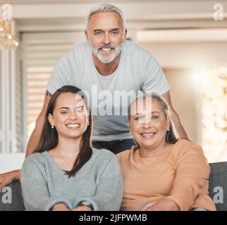 Jeder braucht ein Haus zum Leben. Aufnahme einer Frau, die mit ihren Eltern auf einer Couch sitzt. Stockfoto