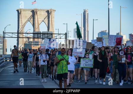 New York, Usa. 04.. Juli 2022. Verschiedene Aktivistengruppen versammelten sich am Cadman Plaza und marschierten über die Brooklyn Bridge in New York City, um Gerechtigkeit für Abtreibung, Umwelt und schwarze Leben am 4. Juli 2022 zu fordern. (Foto von Ryan Rahman/Pacific Press) Quelle: Pacific Press Media Production Corp./Alamy Live News Stockfoto