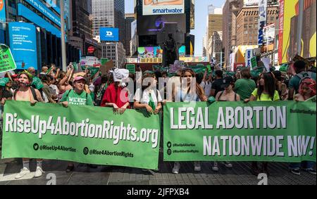 New York, New York, USA. 4.. Juli 2022. Mehr als zweihundert Aktivisten versammelten sich auf dem Union Square, gehen zum Times Square, um sich zu versammeln, um ihren Unmut über die Entscheidung des Obersten Gerichtshofs zu äußern. Der Protest in New York am 4. Juli 2022 war einer von vielen, die am US-Unabhängigkeitstag unter dem Motto „Keine Unabhängigkeit ohne Freiheit für das Recht der Frauen, wenn Frauen nicht frei sind, ist niemand frei“ im ganzen Land stattfanden (Bildnachweis: © Lev Radin/Pacific Press via ZUMA Press Wire) Stockfoto