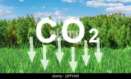Emissionskonzept CO2 reduzieren. Grüne Unternehmen mit erneuerbaren Energien können den Klimawandel und die globale Erwärmung begrenzen. CO2 Emissionen senken und Carbo reduzieren Stockfoto