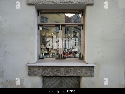 Tallinn, Estland. Juli 2022. Blick auf das Fenster eines kleinen alten Souvenirshopfes im Stadtzentrum Stockfoto