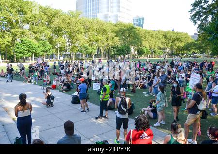 New York, New York, USA. 4.. Juli 2022. Verschiedene Aktivistengruppen versammelten sich am Cadman Plaza und marschierten über die Brooklyn Bridge in New York City, um Gerechtigkeit für Abtreibung, Umwelt und schwarze Leben am 4. Juli 2022 zu fordern. (Bild: © Ryan Rahman/Pacific Press via ZUMA Press Wire) Stockfoto