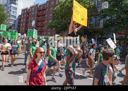 NEW YORK CITY - 04. JULI: Demonstranten, die Schilder und Transparente tragen, gehen in die Straßen von Midtown, um gegen die Entscheidung des Obersten Gerichtshofs im Fall Dobbs gegen Jackson für Frauengesundheit am 4. Juli 2022 im Stadtteil Manhattan von New York City zu protestieren. Mit der Entscheidung des Gerichtshofs im Frauengesundheitssache Dobbs / Jackson wird der bahnbrechende 50-jährige Fall Roe / Wade umgestolbt, wodurch das Bundesrecht auf Abtreibung beseitigt wird. Stockfoto