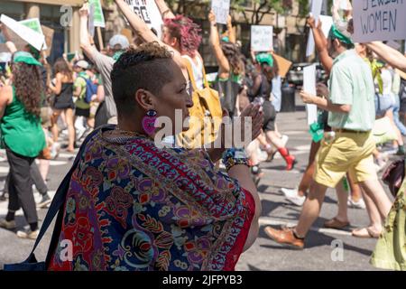 NEW YORK CITY - 04. JULI: Ein Fußgänger jubelt den Demonstranten zu, als Demonstranten in die Straßen von Midtown gehen, um gegen die Entscheidung des Obersten Gerichtshofs im Fall Dobbs gegen Jackson für Frauengesundheit am 4. Juli 2022 im Stadtteil Manhattan von New York City zu protestieren. Mit der Entscheidung des Gerichtshofs im Frauengesundheitssache Dobbs / Jackson wird der bahnbrechende 50-jährige Fall Roe / Wade umgestolbt, wodurch das Bundesrecht auf Abtreibung beseitigt wird. Stockfoto