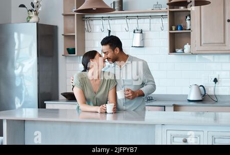 Mein Trost. Aufnahme eines jungen Paares, das zu Hause eine Tasse Kaffee zusammen trinkt. Stockfoto