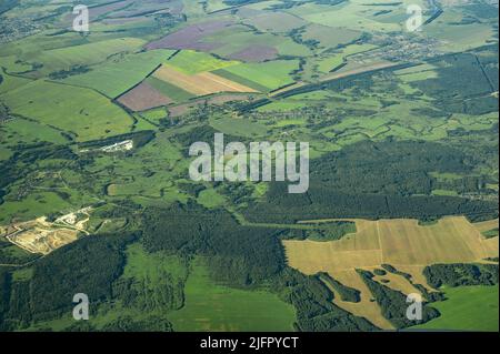 Luftansicht Landwirtschaft. Luftaufnahme ländliche Landschaft Bauernhöfe Dörfer malerische grüne Patchwork Weide. Luftaufnahme Stockfoto