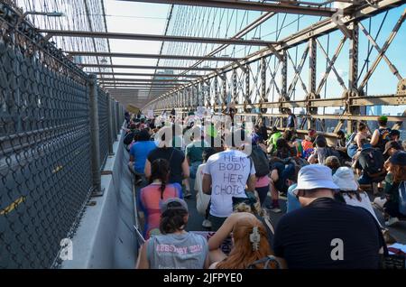 New York, New York, USA. 4.. Juli 2022. Verschiedene Aktivistengruppen versammelten sich am Cadman Plaza und marschierten über die Brooklyn Bridge in New York City, um Gerechtigkeit für Abtreibung, Umwelt und schwarze Leben am 4. Juli 2022 zu fordern. (Bild: © Ryan Rahman/Pacific Press via ZUMA Press Wire) Stockfoto