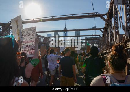 New York, New York, USA. 4.. Juli 2022. Verschiedene Aktivistengruppen versammelten sich am Cadman Plaza und marschierten über die Brooklyn Bridge in New York City, um Gerechtigkeit für Abtreibung, Umwelt und schwarze Leben am 4. Juli 2022 zu fordern. (Bild: © Ryan Rahman/Pacific Press via ZUMA Press Wire) Stockfoto