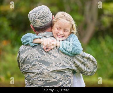 Niemand kennt Sie besser als Ihre Familie. Aufnahme eines Vaters, der aus der Armee zurückkehrt und seine Tochter draußen umarmt. Stockfoto