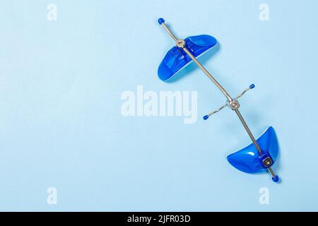 Kieferorthopädische Gesichtsmaske Dental Petite Mask auf blauem Hintergrund spezielle Ausrüstung für den Zahnarzt Stockfoto