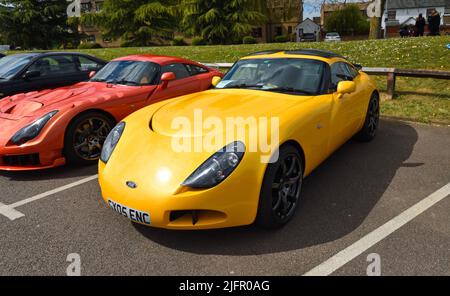 ST NEOTS, CAMBRIDGESHIRE, ENGLAND - 25. APRIL 2021: Classic Yellow TVR Motor Car auf dem Parkplatz. Stockfoto