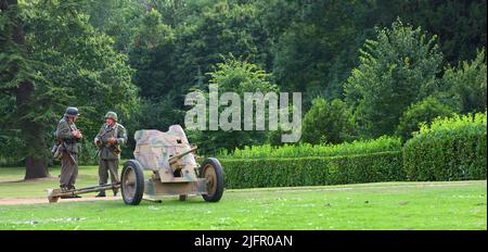 Weltkrieg 2 Deutsche Pak36 Anti - Panzerpistole mit 2 Männern in deutscher Uniform. Stockfoto