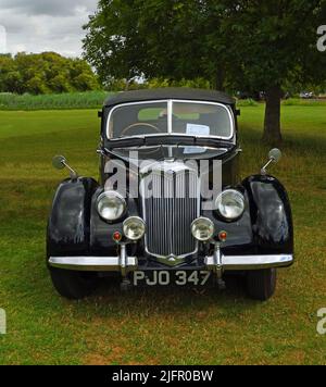 Classic Black Riley RMA Motor Car auf Glas geparkt. Stockfoto