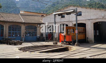 Straßenbahn im Motorschuppen mit Drehscheibe im Vordergrund Soller Mallorca Spanien. Stockfoto