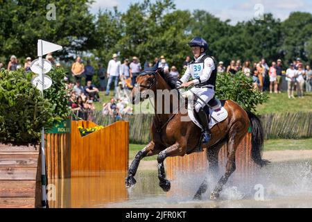 Aachen, Deutschland. 02.. Juli 2022. Tom MCEWEN (GBR) über Toledo de Kerser, galoppieren, im Wasser, Aktion, 3. Platz im Vielseitigkeitsszeng, Cross-Country C1C: SAP-Cup, am 2.. Juli 2022, Weltreiterfest, CHIO Aachen 2022 ab Juni 24.. - 03.07.2022 in Aachen; Quelle: dpa/Alamy Live News Stockfoto