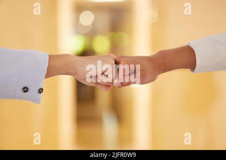 Lasst uns heute einen weiteren tollen machen. Nahaufnahme von zwei nicht erkennbaren Geschäftsleuten, die sich in einem Büro gegenseitig eine Faust schlagen. Stockfoto