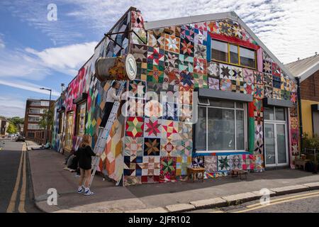 Riesiges abgedecktes Lager, Overbury Road, Haringey, London, Großbritannien seit November 2021 hat 'Quilt Club' einen Quilt geschaffen, der groß genug ist, um ein Gebäude zu bedecken Stockfoto