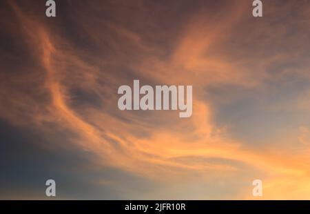 Schöner Sonnenaufgang Himmel und Wolken Hintergrund. Himmel Hintergrund und Textur Stockfoto