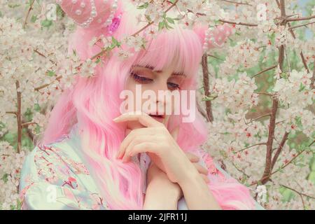 Porträt einer jungen europäischen Frau im Kimono. Asiatische Schönheit. Kirschblüten. Hanami. Sightseeing in Japan Konzept Stockfoto