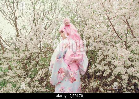 Porträt einer jungen europäischen Frau im Kimono. Asiatische Schönheit. Kirschblüten. Hanami. Sightseeing in Japan Konzept Stockfoto