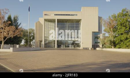 CANBERRA, AUSTRALIEN - 30. MÄRZ 2021: Der hohe Hof Australiens und sein Vorplatz in canberra Stockfoto