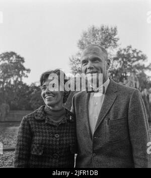 Der amerikanische Astronaut John Glenn (rechts) und seine Frau Annie Glenn posieren für ein Foto am Samstag, den 9. Oktober 1965, an einem unbekannten Ort in den Niederlanden. John Glenn, ein angesehener US Marine Corps-Kampfflugzeug und einer der ursprünglichen Mercury-Astronauten des National Aeronautics and Space Administration, machte 1957 den ersten überschalligen transkontinentalen Flug durch die Vereinigten Staaten und wurde 1962 der erste Amerikaner, der die Erde umkreiste. (APEX MediaWire Foto von Jack de Nijs/Algemeen Nederlandsch Fotobüro) Stockfoto