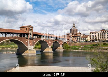 Die Ponte Coperto (überdachte Brücke) in Pavia, eine gemauerte Bogenbrücke über den Tessin, Lombardei, Italien Stockfoto