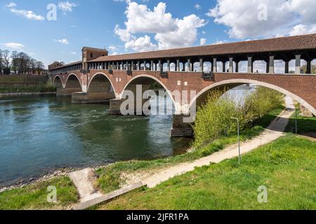 Die Ponte Coperto (überdachte Brücke) in Pavia, eine gemauerte Bogenbrücke über den Tessin, Lombardei, Italien Stockfoto